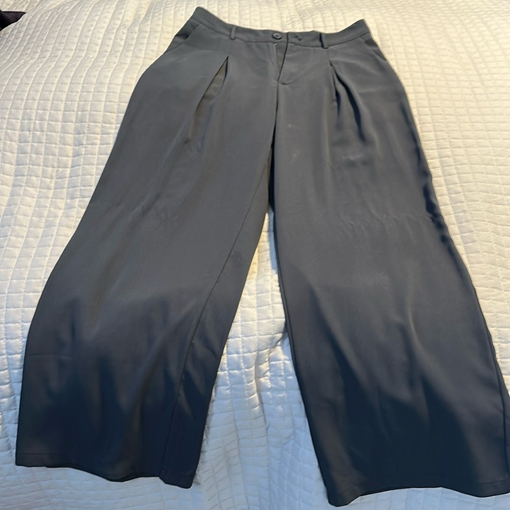 Women’s straight legged pants - L
